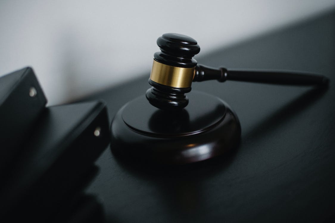 明知自己感染艾滋病還與他人發(fā)生性行為違法嗎？